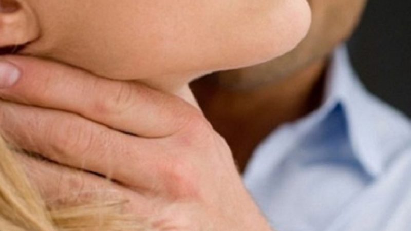 Tenta di strangolare la moglie: alla faccia dell’8 marzo..