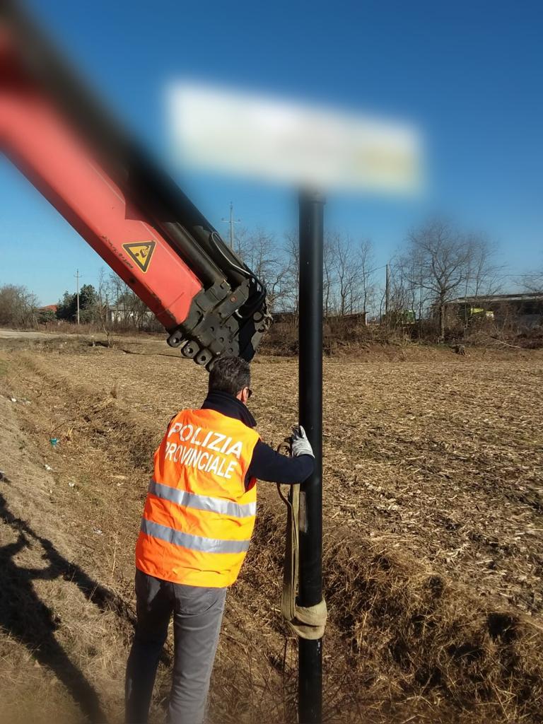 Rimossi i cartelli abusivi sulle strade novaresi