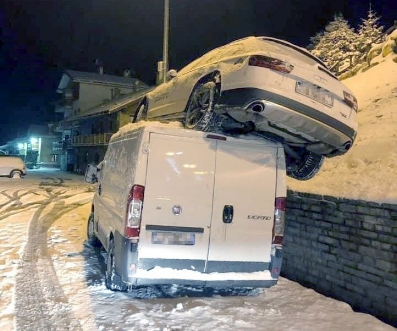 Sciatrice Sofia Goggia esce di strada e atterra su un furgone
