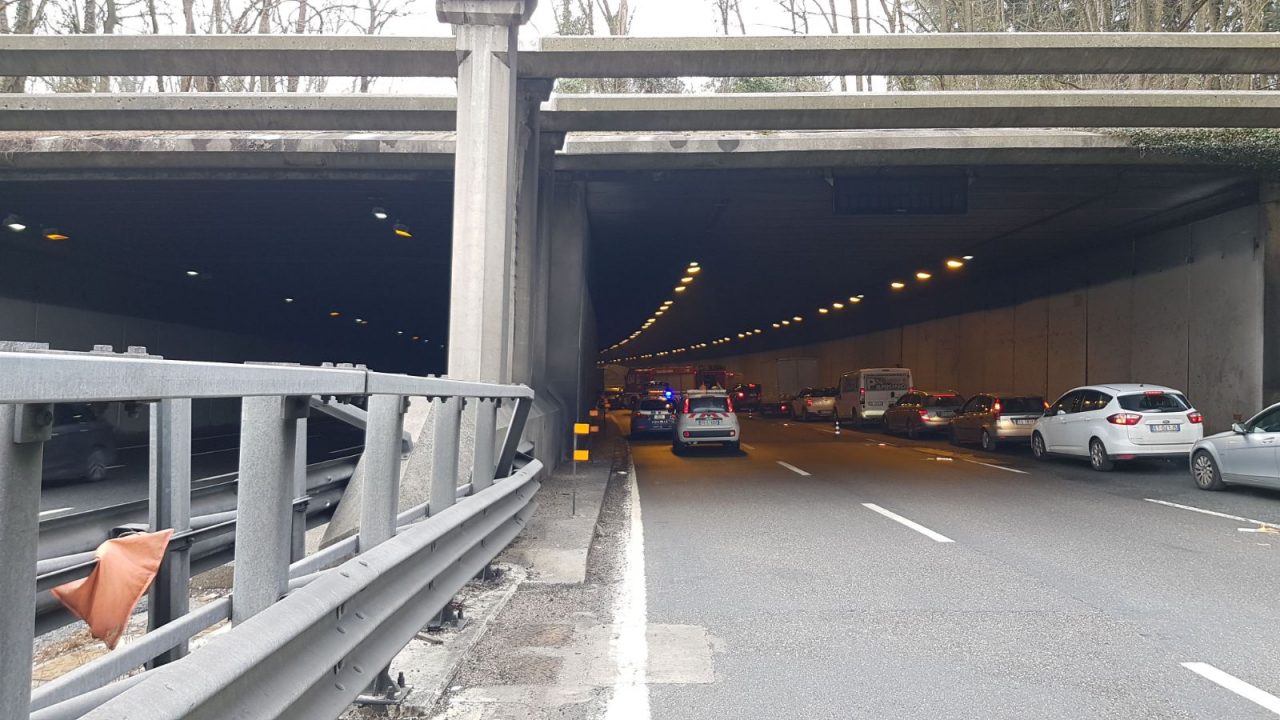 Colto da malore esce di strada sull’A26