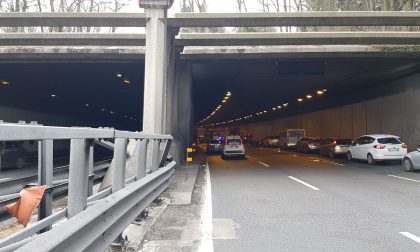 Colto da malore esce di strada sull'A26