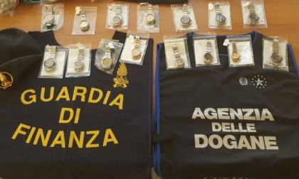 Orologi di lusso nascosti nel cappotto, scoperto all’aeroporto dai finanzieri
