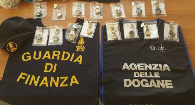 Orologi di lusso nascosti nel cappotto, scoperto all’aeroporto dai finanzieri
