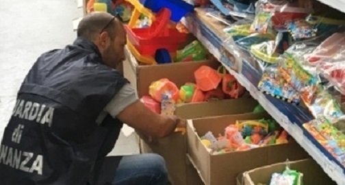 Giocattoli pericolosi e reggiseni sequestrati in Piemonte