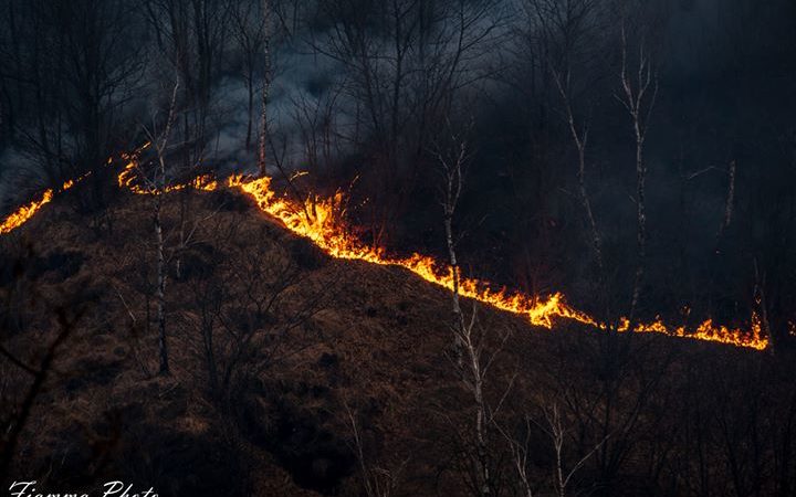 Maxi rogo in Valsesia: l’unica speranza è la pioggia