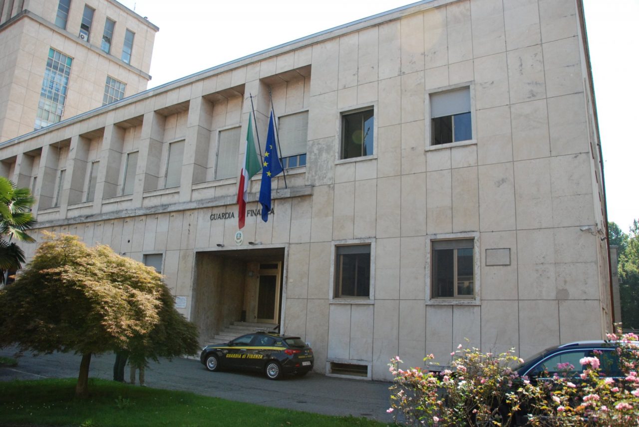 Vendevano abbigliamento contraffatto in due appartamenti del centro di Novara : denunciati dalle Fiamme Gialle due uomini e sequestrati 250 pezzi