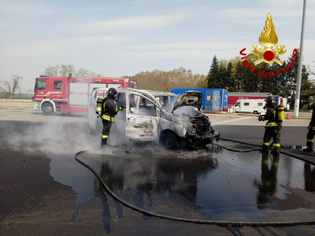 Furgone a fuoco sulla Torino Milano