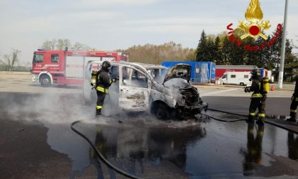 Furgone a fuoco sulla Torino Milano