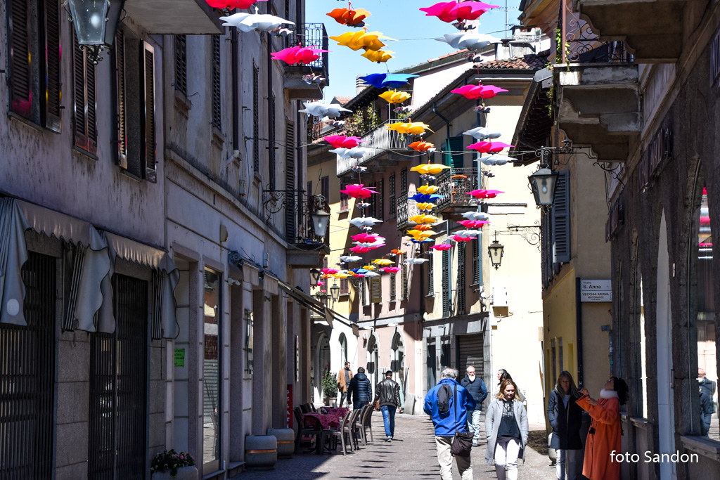 Girandole ad Arona, la città si colora