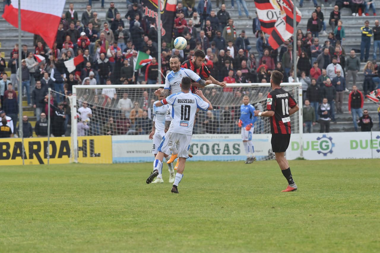 Il Novara calcio soffre a Lucca ma torna alla vittoria