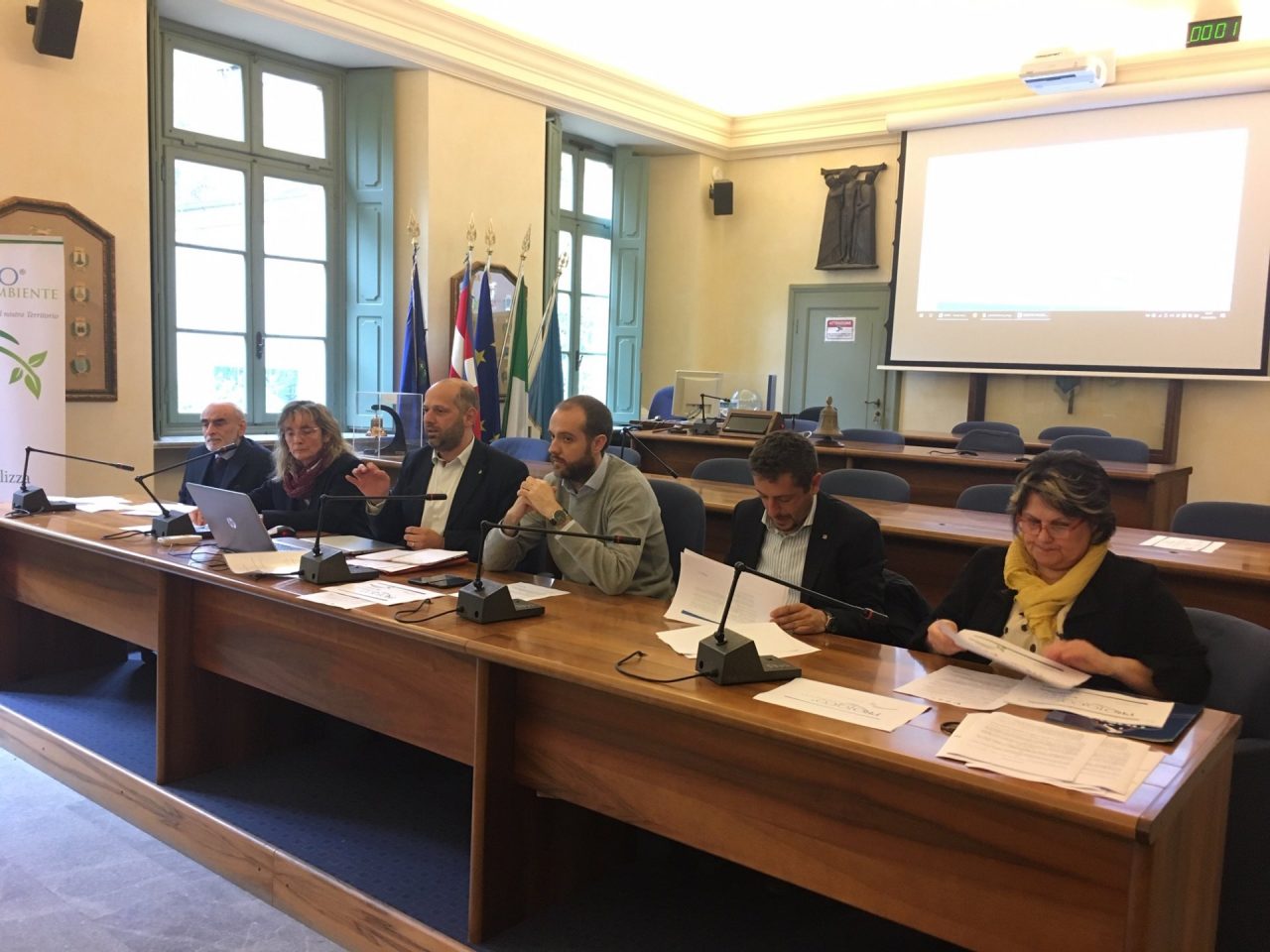 Via la plastica monouso da feste e sagre