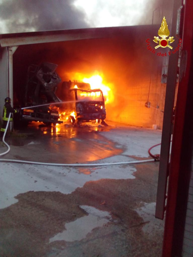 Due betoniere in fiamme in un cementificio