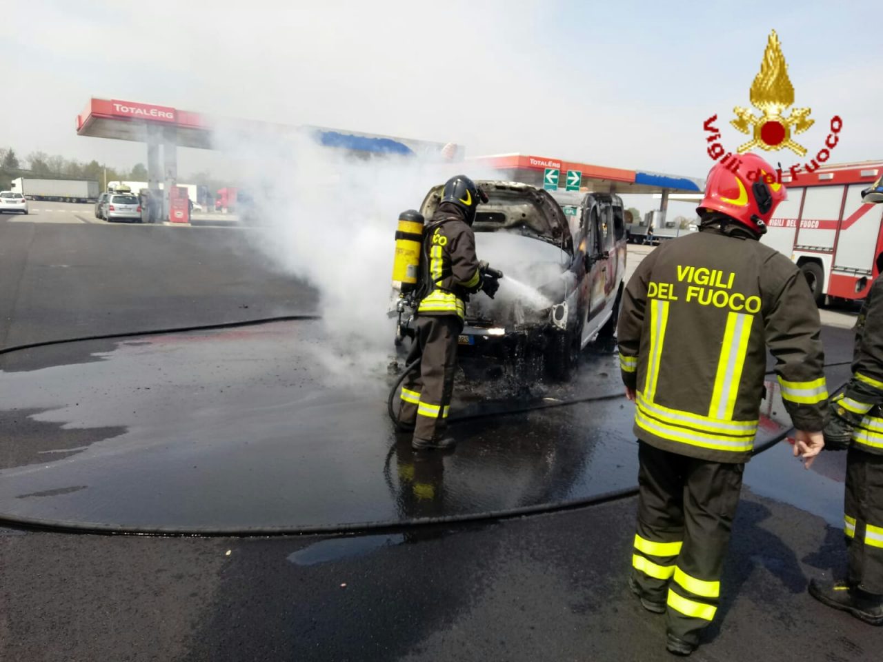 Furgone in fiamme sull’A4 nei pressi di un distributore di carburante