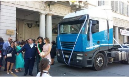 Sposi arrivano in Comune con il tir