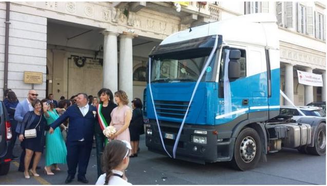 Sposi arrivano in Comune con il tir