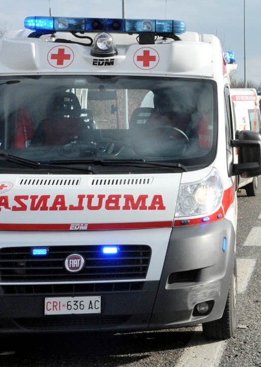 Si butta dal balcone del condominio: gravissimo 17enne