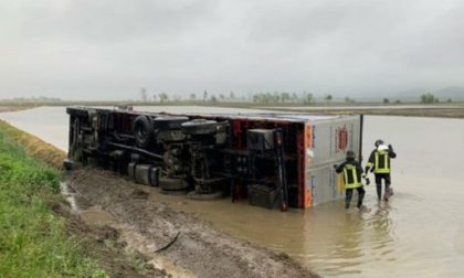 Camion pieno di detersivo ribaltato in risaia