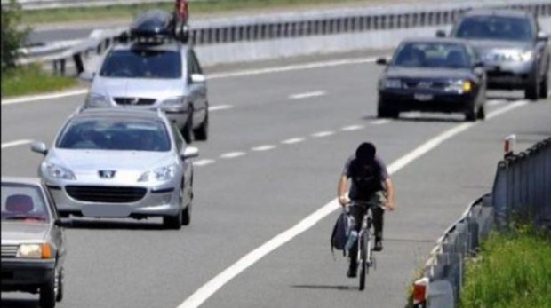 Sulla Torino-Savona con una bici da corsa: ciclista multato