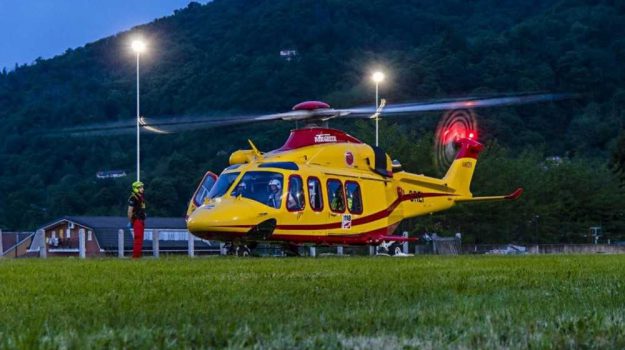 Operaio cade e picchia la testa: è grave
