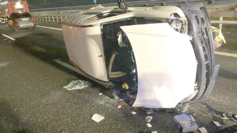 Incidente sulla A26: due donne ferite