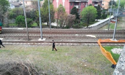 Si sdraia sui binari e aspetta che il treno lo investa: morto 23enne