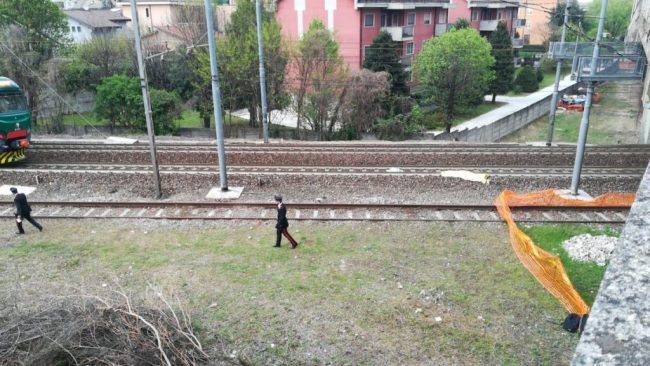 Si sdraia sui binari e aspetta che il treno lo investa: morto 23enne