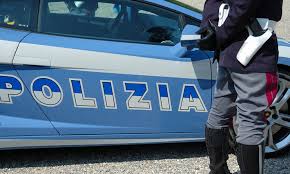 Pakistano cerca di baciare un ragazzino: davanti alla polizia si giustifica