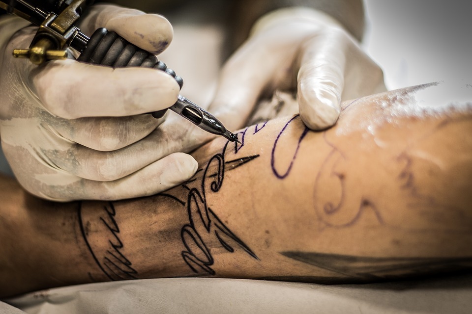 Approvata in consiglio regionale la nuova legge di regolamentazione delle attività di tatuaggio e piercing