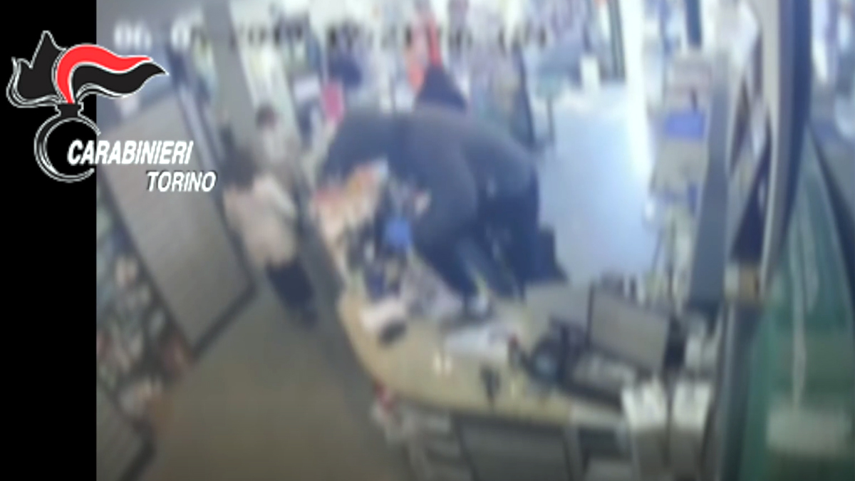 La rapina in farmacia ripresa in diretta: arrestato! VIDEO