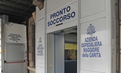 Scende dalla barella al pronto soccorso di Novara e picchia gli infermieri: arrestato per lesioni