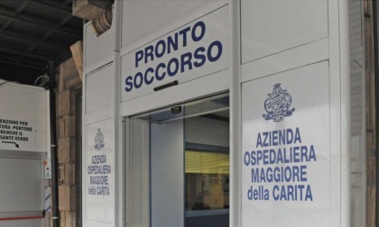 Pronto soccorso di Novara: aggredisce un’infermiera e le scaglia contro un monitor
