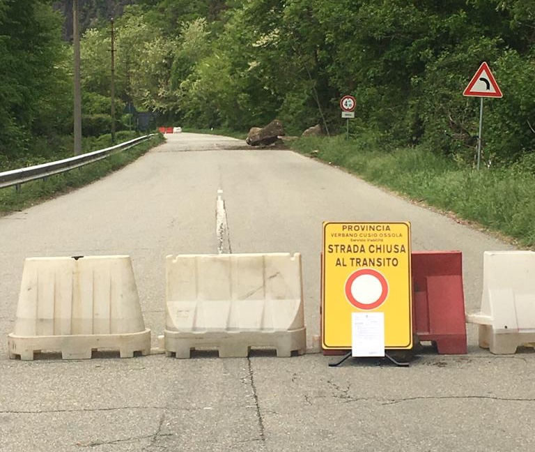 Frana sulla provinciale: strada ancora chiusa