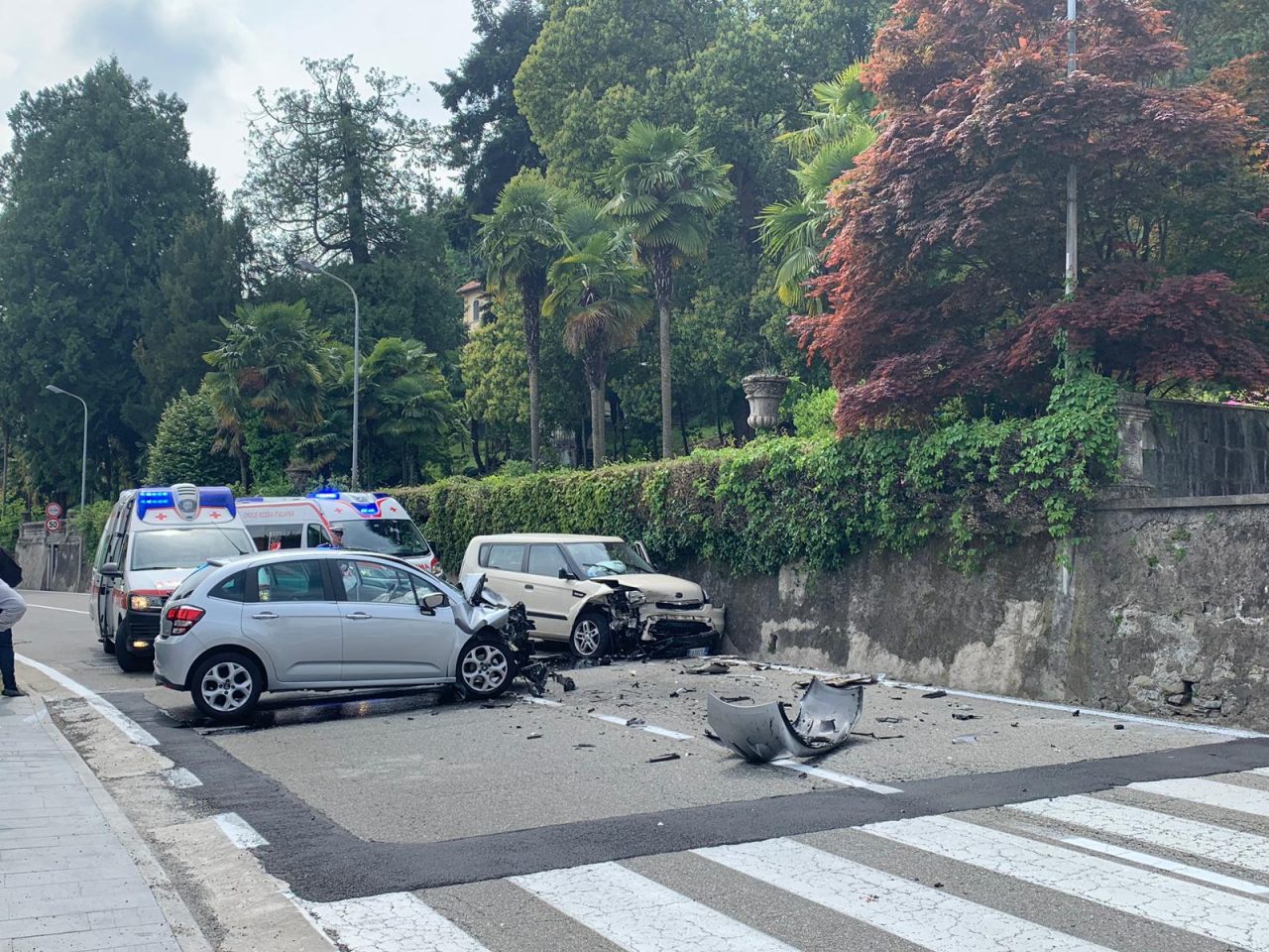 Incidente frontale a Meina: automobilisti incastrati