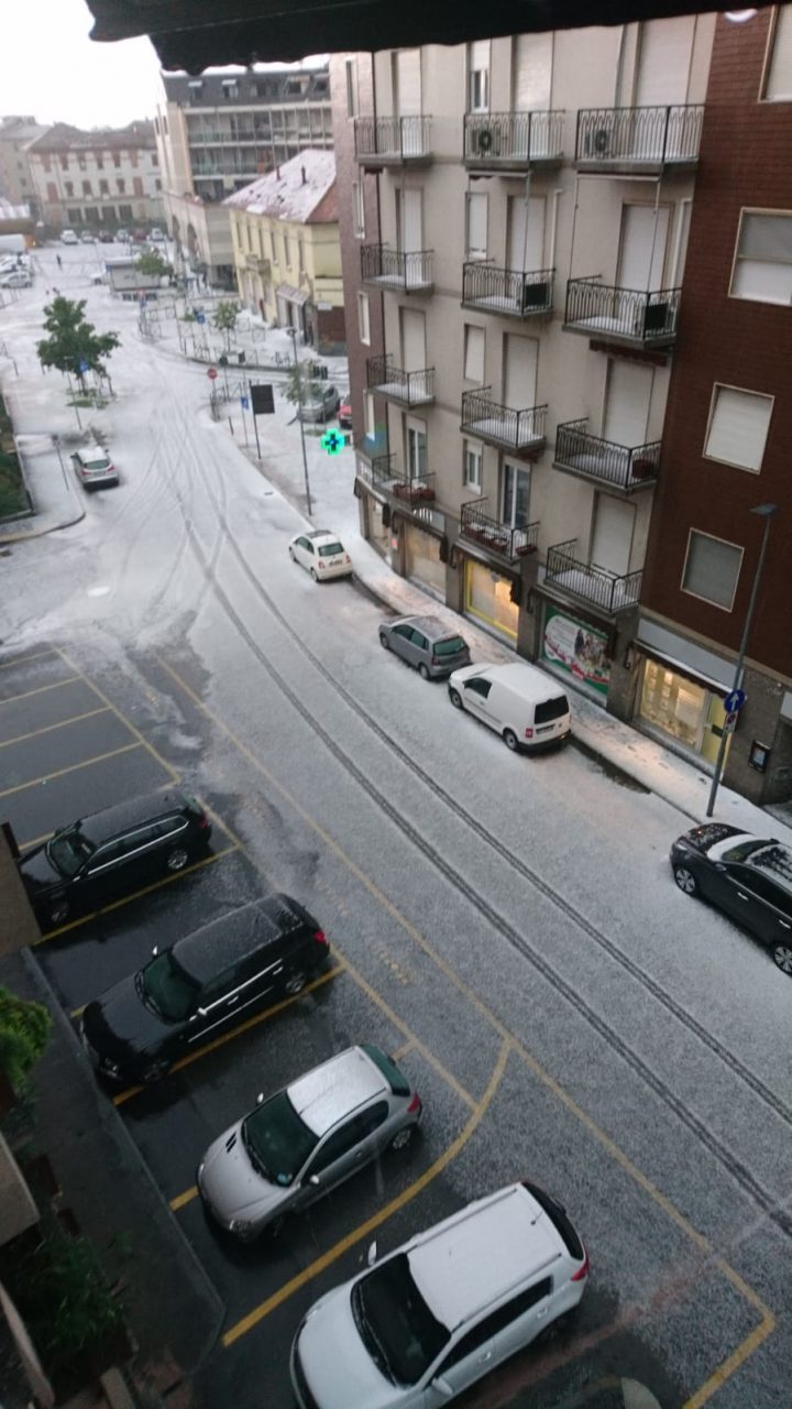 Violenta grandinata si abbatte su Novara