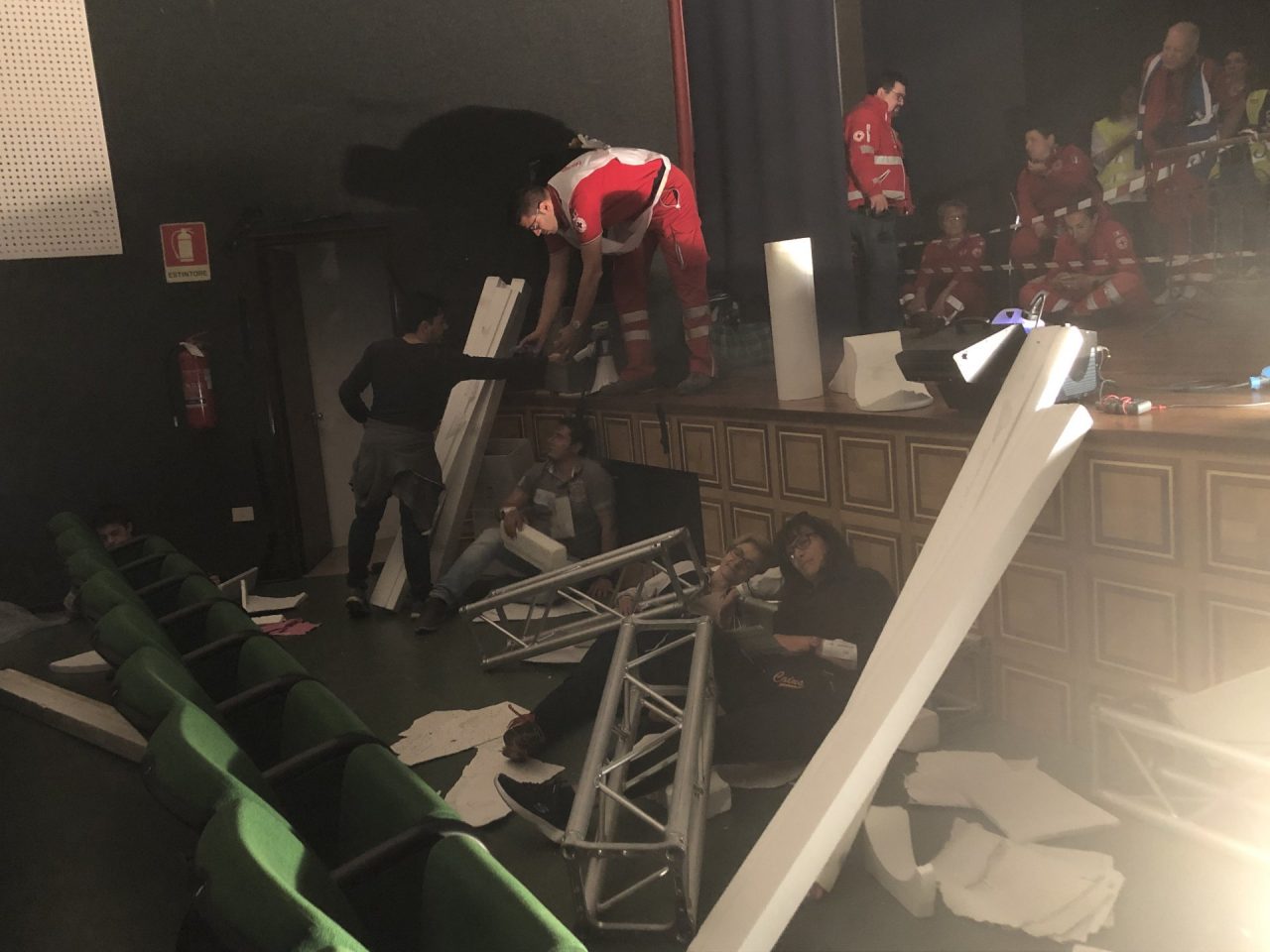 Maxi emergenza: crolla il teatro a Bellinzago