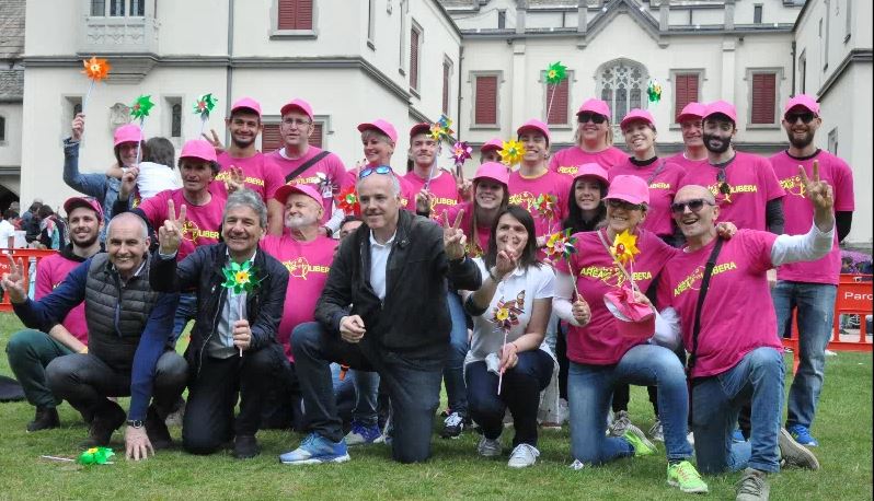 Oleggio Castello centra il Guinness World record con quasi mille girandole