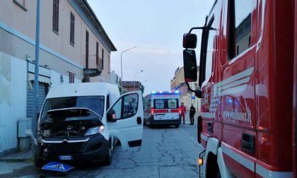 Perde il controllo e si schianta contro una vettura