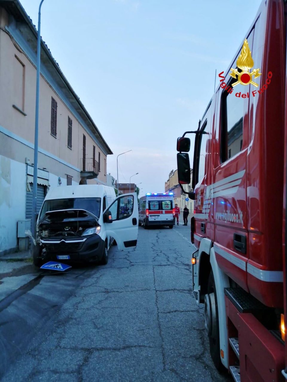 Perde il controllo e si schianta contro una vettura