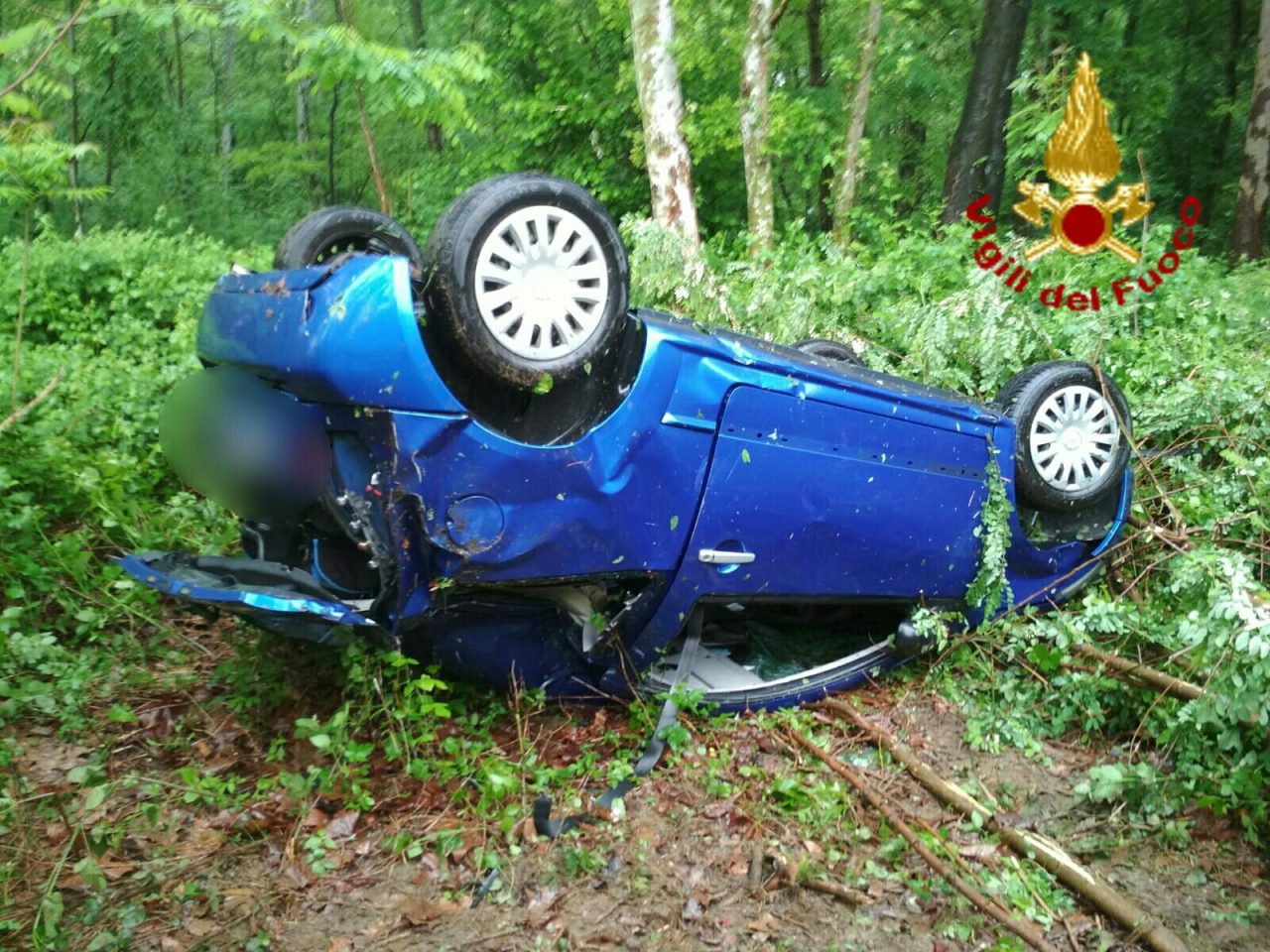 Esce di strada e cappotta sulla 142: ragazza intrappolata in auto