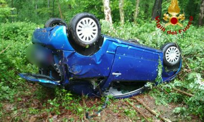 Esce di strada e cappotta sulla 142: ragazza intrappolata in auto