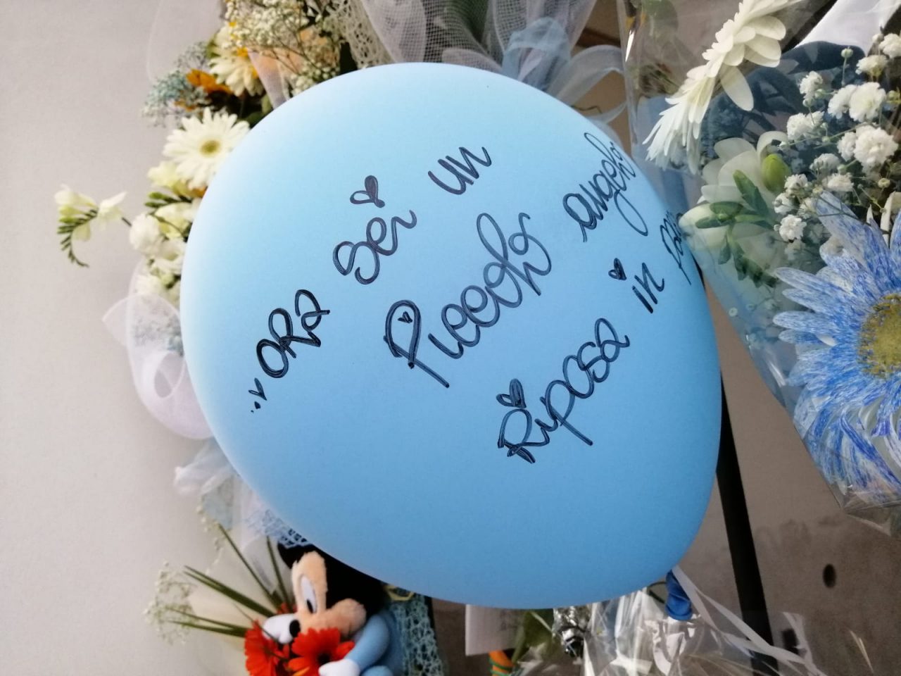 L’addio straziante della nonna al piccolo Leonardo