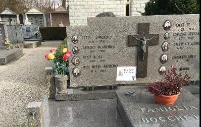 Rubano al cimitero di Borgo Ticino: "E' la quarta volta che portano via la foto di papà"