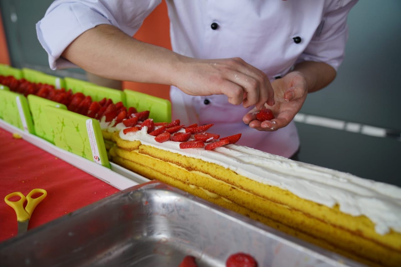 La torta di fragole più lunga del mondo è piemontese VIDEO