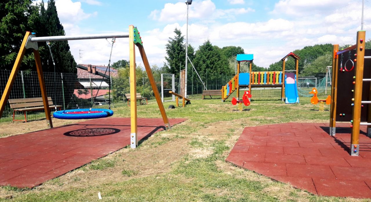 Volontari di Dorbiè rifanno il look al parco giochi della frazione