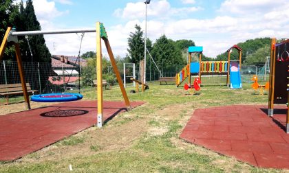 Volontari di Dorbiè rifanno il look al parco giochi della frazione