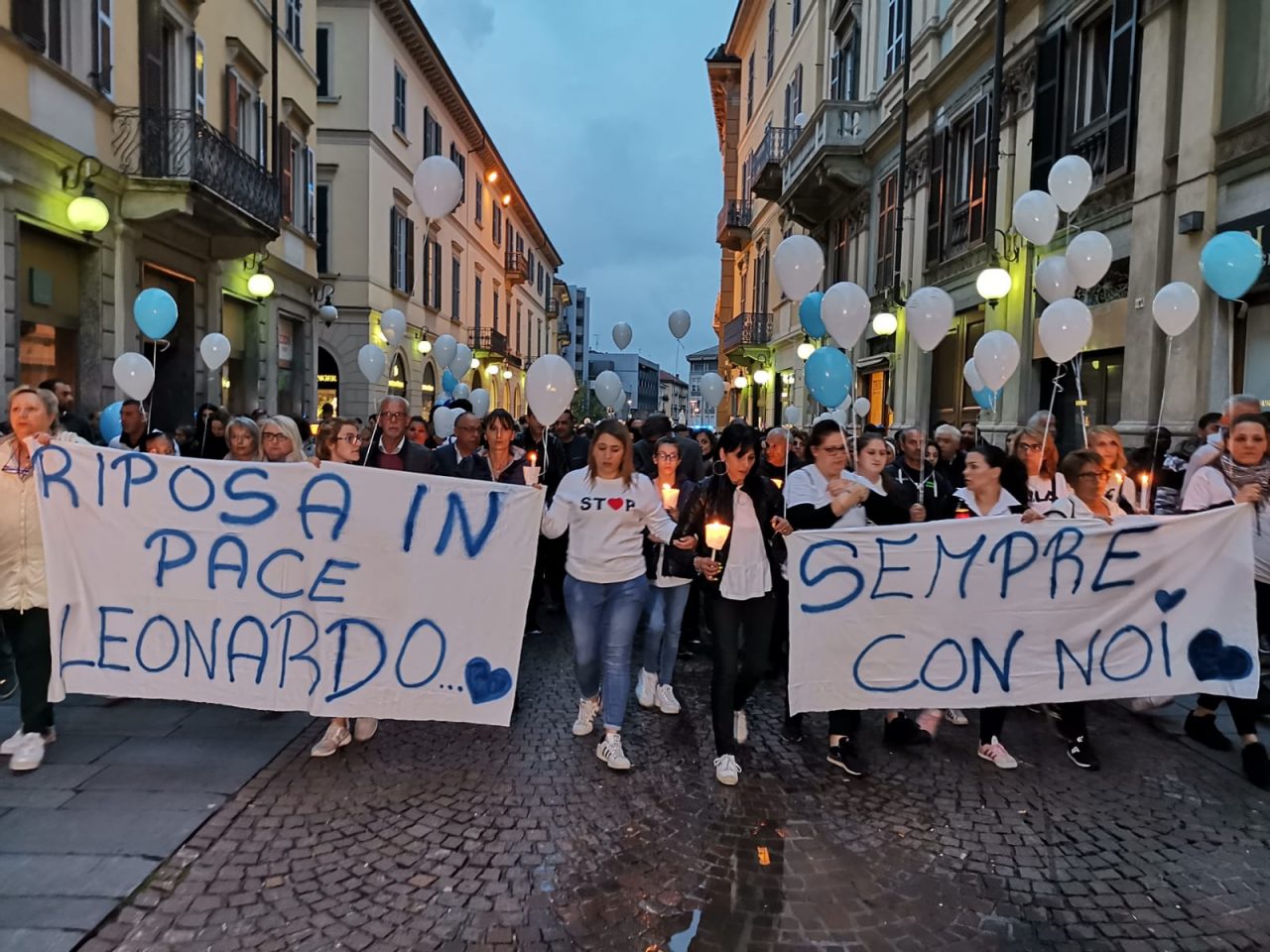 Novara fiaccolata per il bimbo ucciso fra urla e tensioni – VIDEO e FOTO