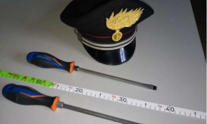Novara beccata a scardinare una porta con cacciaviti: arrestata