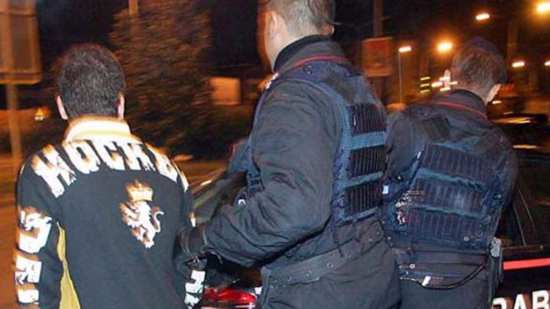 Novara picchia e minaccia di morte i genitori poi aggredisce i carabinieri: arrestato