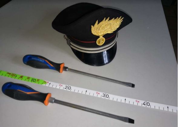 Novara beccata a scardinare una porta con cacciaviti: arrestata