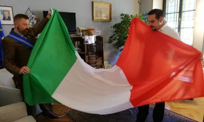 Tricolori donati alla città di Novara